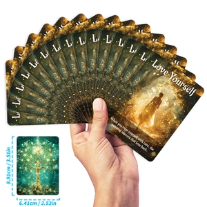 Vista detallada de 50 cartas de tarot Dios del Bosque de 8,91x6,41 cm dispuestas en abanico