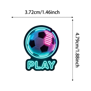 Détail d'autocollant foot néon avec texte play et dimensions mesurant 3,72 par 4,79 cm
