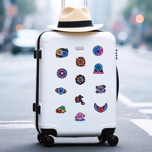 Autocollants de football néon sur une valise blanche dans un décor de voyage urbain