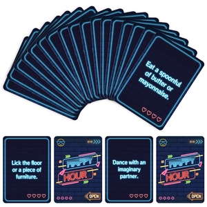 Macro-opname van neon-stijl party game kaarten met gloeiende randen en uitdagende instructies