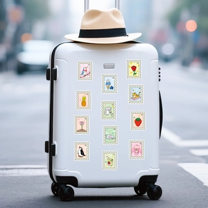 Lot de stickers de timbres mignons sur une valise blanche dans une scène de voyage