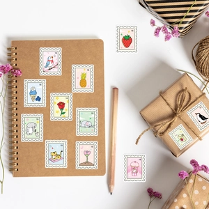 Gros plan d'autocollants timbres mignons avec motifs d'animaux et fruits sur un carnet