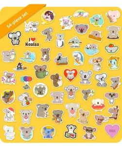 Vue détaillée de 54 autocollants de koalas colorés sur un fond jaune vif et éclatant
