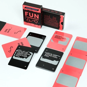 Detailansicht der 46 pinkfarbenen und schwarzen Rubbelkarten für das Paar-Interaktionsspiel