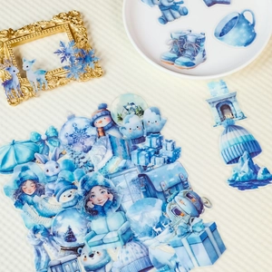 Set da 56 adesivi invernali blu con motivi ad acquerello di pupazzi di neve e orsi