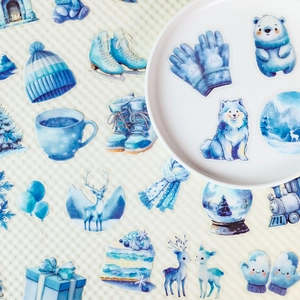 Vista dettagliata degli adesivi PET invernali blu con motivi di orsi e caffè
