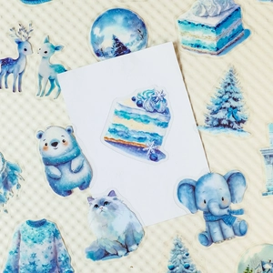 Dettaglio di adesivi invernali blu ad acquerello con simpatici animali e fiocchi di neve