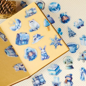 Dettaglio di adesivi invernali blu in PET con texture ad acquerello su un taccuino