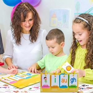 Dettaglio di bambini e insegnante che interagiscono con schede didattiche e fonetiche
