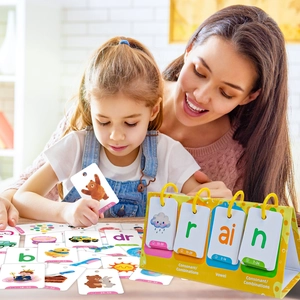Primo piano di madre e figlio che usano schede fonetiche con supporto per l'ortografia