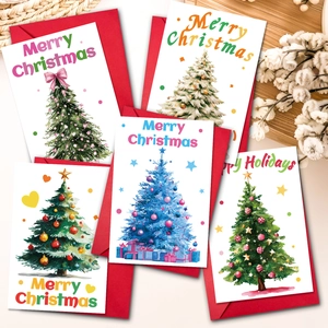 Lot de cartes de Noël avec sapins à l'aquarelle et enveloppes rouges sur fond bois chaleureux