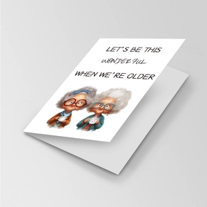 Detail van grappige wenskaart voor senioren met humor tekst op mat karton
