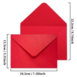 Detailed view of red Christmas envelopes with size dimensions of 18.5x13.5cm