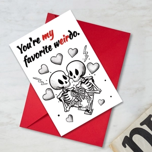 Vue détaillée de la carte de Valentin avec squelettes, enveloppe rouge et message