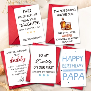 Cinco tarjetas minimalistas del día del padre con sobres rojos en un fondo marino decorado