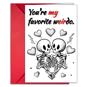Détail d'une carte de crâne créative avec enveloppe rouge et texte 'You're my favorite weirdo'