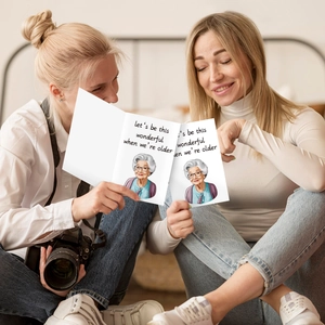 Biglietti d'auguri con illustrazione di donna anziana e testo umoristico per anziani