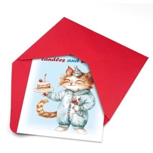Détail d'une carte d'anniversaire chat orange avec enveloppe rouge et bougies