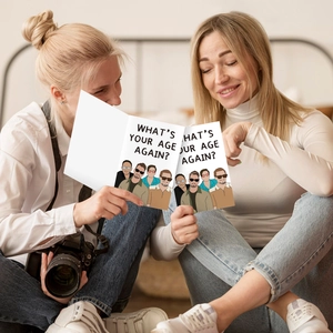 Detail van wenskaarten voor verjaardagen met grappige illustraties en vette tekst