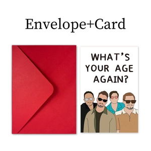Detail van rode envelop en verjaardagskaart met humoristische illustratie en tekst