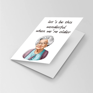 Dettaglio di un biglietto d'auguri con illustrazione di donna anziana e citazione inglese