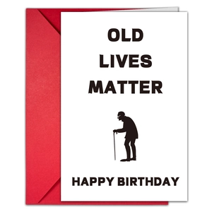 Grappige Old Lives Matter verjaardagskaart met rode envelop en silhouet van de man