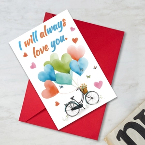 Detail der Valentinskarte mit Aquarell-Fahrrad, bunten Ballons und rotem Umschlag