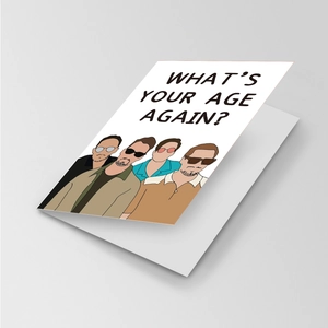 Macro-opname van een grappige verjaardagskaart met cartoonmannen en tekst What's Your Age Again