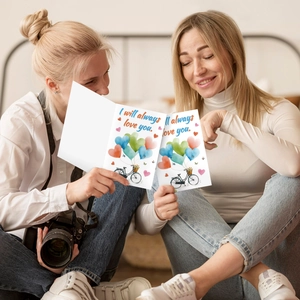 Details einer Valentinstagskarte mit Herzballon-Fahrrad und liebevoller Botschaft