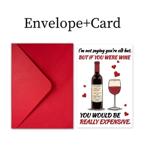 Detalle de tarjeta de San Valentín con copas de vino y sobre rojo vibrante