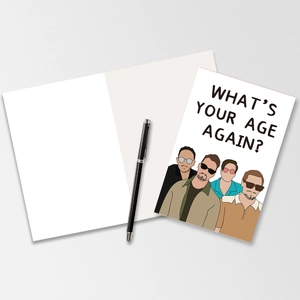 Detail van vouwbare verjaardagskaart met boyband illustratie en witte envelop