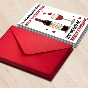 Primer plano de tarjeta de San Valentín con diseño de whisky y sobre rojo