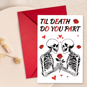 Squelettes romantiques avec rose rouge carte de Saint-Valentin et enveloppe rouge
