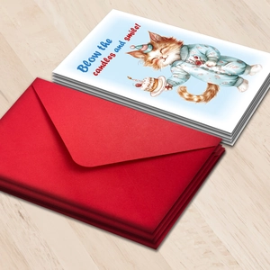 Détail d'une carte d'anniversaire chat avec enveloppe rouge sur table en bois
