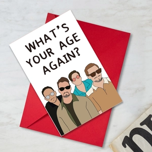 Grappige verjaardagskaart met vier mannen in zonnebrillen en een rode envelop