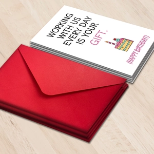 Vue détaillée de cartes d'anniversaire avec gâteau et enveloppes rouges sur bois
