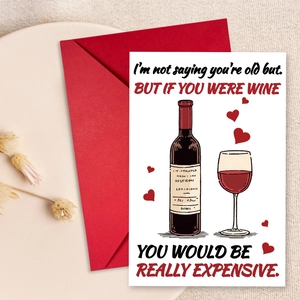 Detalle de tarjeta de San Valentín con ilustración de vino y sobre rojo elegante