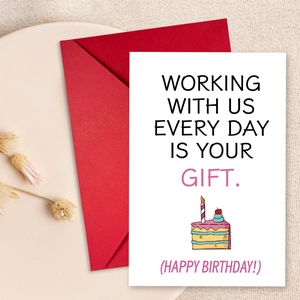 Détail d'une carte d'anniversaire pour collègue avec gâteau et enveloppe rouge
