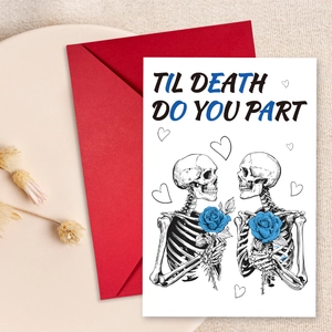 Détail d'une carte de Saint-Valentin gothique avec squelettes et enveloppe rouge
