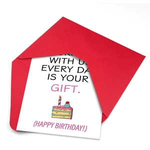 Détail d'une carte d'anniversaire blanche avec gâteau et son enveloppe rouge