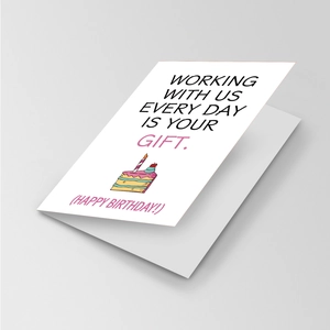 Détail d'une carte d'anniversaire pliée blanche avec illustration de gâteau et texte