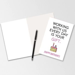 Détail de la carte d'anniversaire pour collègues avec gâteau et stylo sur la table