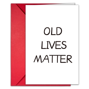Dettaglio del biglietto Old Lives Matter con un set di buste rosso brillante