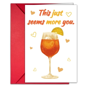 Detalle de tarjeta de San Valentín con ilustración de cóctel y sobre rojo