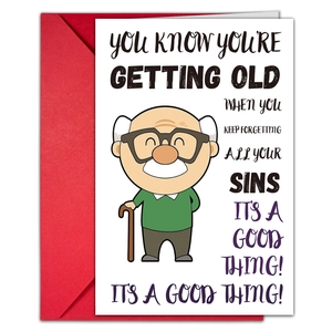 Dettaglio del biglietto d'auguri divertente con cartone di nonno e busta rossa da regalo