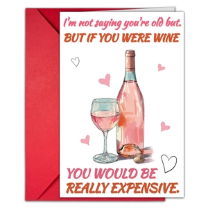Detalle de tarjeta de San Valentín con botella de vino en acuarela y sobre rojo