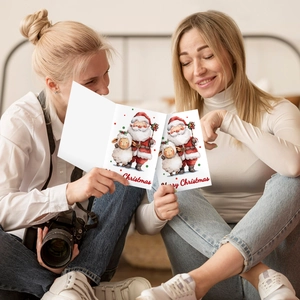 Gros plan de cartes de Noël avec Père Noël tenues par deux femmes en souriant