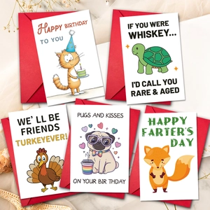 Cinq cartes de vœux humoristiques assorties avec enveloppes rouges sur fond de marbre