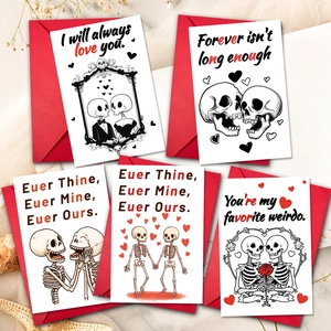 Set di biglietti di San Valentino con scheletro romantico, buste rosse e disegni di cuori