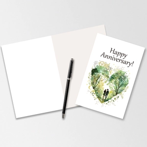 Detalle de tarjeta de aniversario con árboles de corazón en acuarela y pareja